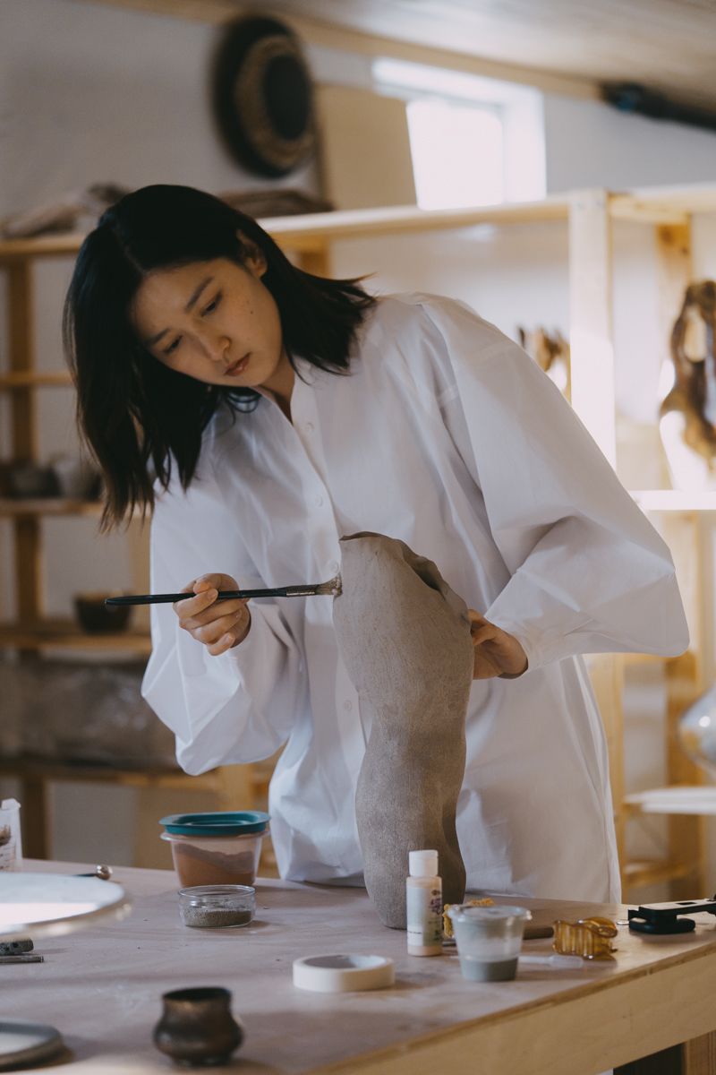 Yangzi Huang working in the studio